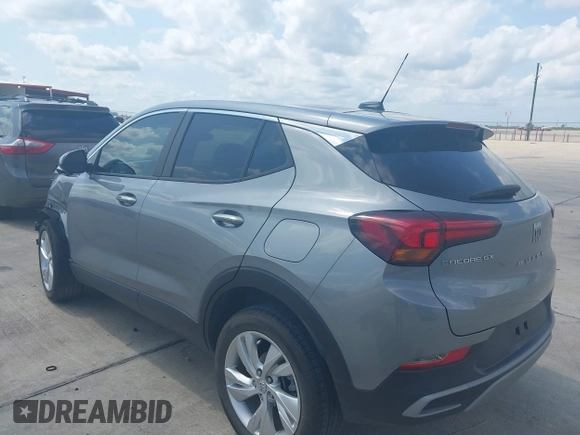 2024 Buick Encore GX Preferred z VIN KL4AMBS2XRB014762, wystawiony jako IAAI lot #42338836 z przebiegiem 23 212 mil mil oraz . Historia ofert i sprzedaży dostępna na DreamBid. Obrazek 3.