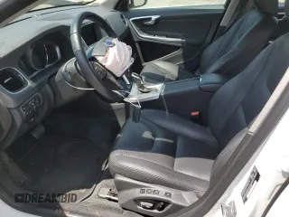 2017 Volvo S60 Inscription с VIN LYV402TKXHB147631, выставлен на аукционе Copart как лот 58393595 с пробегом 63 827 миль миль и Списание • Salvage title. История ставок и продаж доступна на DreamBid. Изображение 7.