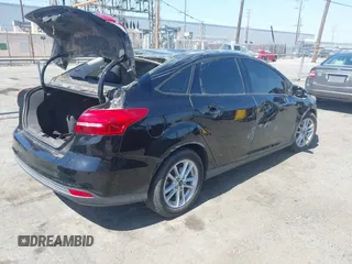 2018 Ford Focus SE z VIN 1FADP3FE9JL303933, wystawiony jako IAAI lot #42530171 z przebiegiem Nie podano mil oraz . Historia ofert i sprzedaży dostępna na DreamBid. Obrazek 4.