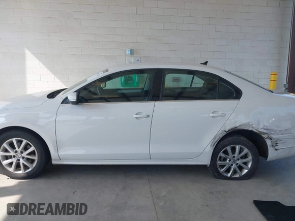 2013 Volkswagen Jetta SE with VIN 3VWDP7AJ3DM450335, listed as a IAAI auction lot 42575198 with 100,184 mi miles and . Bid and sale history available at DreamBid. Image 14.