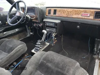 1981 Chevrolet Monte Carlo z VIN 1G1AZ37K7BB423127, wystawiony jako Copart lot #51288275 z przebiegiem 86 962 mil mil oraz Tytuł czysty. Historia ofert i sprzedaży dostępna na DreamBid. Obrazek 8.