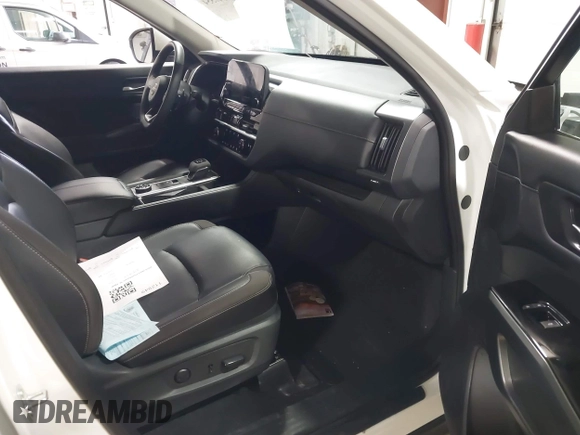 2024 Nissan Pathfinder SL z VIN 5N1DR3CC4RC227181, wystawiony jako IAAI lot #41547554 z przebiegiem 6 940 mil mil oraz . Historia ofert i sprzedaży dostępna na DreamBid. Obrazek 5.
