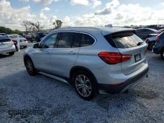 2017 BMW X1 xDrive28i z VIN WBXHT3C33H5F83332, wystawiony jako Copart lot #56971935 z przebiegiem 110 248 mil mil oraz Tytuł czysty. Historia ofert i sprzedaży dostępna na DreamBid. Obrazek 2.