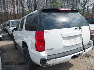 2008 GMC Yukon SLT w/4SB with VIN 1GKFC130X8R120662, listed as a IAAI auction lot 41724938 with 234,848 mi miles. Bid and sale history available at carsss.com. Image 3.