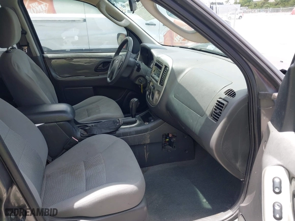 2005 Ford Escape XLT with VIN 1FMYU03175KD53760, listed as a IAAI auction lot 42124876 with 158,706 mi miles. Bid and sale history available at carsss.com. Image 5.