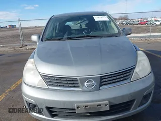 2007 Nissan Versa SL z VIN 3N1BC13E47L381218, wystawiony jako IAAI lot #41454515 z przebiegiem 137 264 mil mil oraz . Historia ofert i sprzedaży dostępna na DreamBid. Obrazek 6.