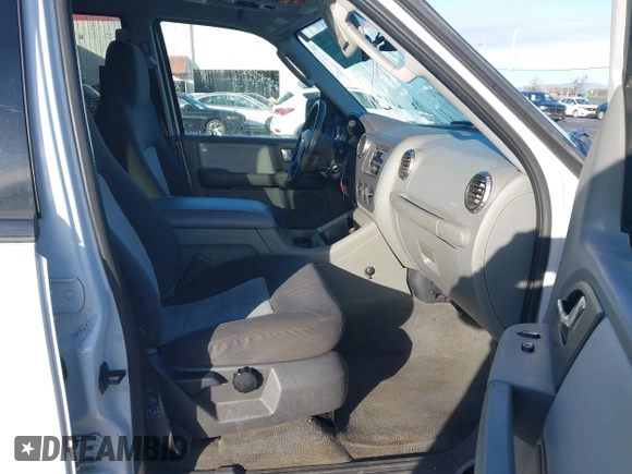 2004 Ford Expedition Special Service with VIN 1FMRU15W04LA07318, listed as a IAAI auction lot 41522727 with 231,051 mi miles. Bid and sale history available at carsss.com. Image 5.