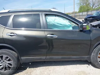 2015 Nissan Rogue SL with VIN 5N1AT2MV9FC813059, listed as a IAAI auction lot 42096904 with 121,494 mi miles and . Bid and sale history available at carsss.com. Image 12.