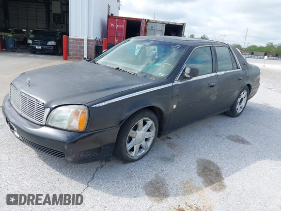 2002 Cadillac DeVille DHS z VIN 1G6KE57Y62U233642, wystawiony jako IAAI lot #42132517 z przebiegiem 223 505 mil mil oraz . Historia ofert i sprzedaży dostępna na DreamBid. Obrazek 2.