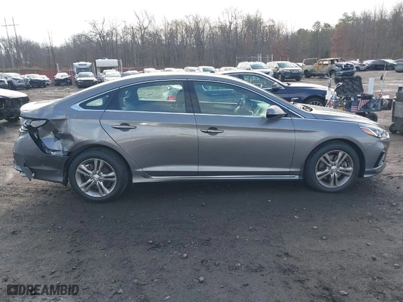 2019 Hyundai Sonata Sport with VIN 5NPE34AF3KH820828, listed as a IAAI auction lot 41015372 with 32,782 mi miles. Bid and sale history available at carsss.com. Image 13.