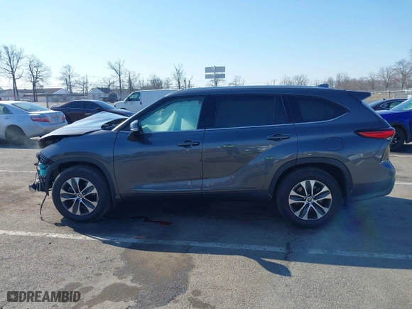 2022 Toyota Highlander XLE with VIN 5TDHZRBH3NS180434, listed as a IAAI auction lot 41640993 with 43,848 mi miles. Bid and sale history available at carsss.com. Image 13.