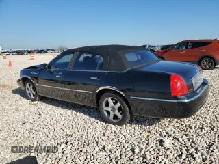 2006 Lincoln Town Car Signature z VIN 1LNHM81V96Y633439, wystawiony jako Copart lot #56548985 z przebiegiem 146 823 mil mil oraz Szkody całkowita. Historia ofert i sprzedaży dostępna na DreamBid. Obrazek 2.