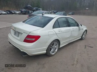 2012 Mercedes-Benz C 300 Sport z VIN WDDGF8BB1CR197311, wystawiony jako IAAI lot #42130814 z przebiegiem 93 335 mil mil oraz . Historia ofert i sprzedaży dostępna na DreamBid. Obrazek 4.