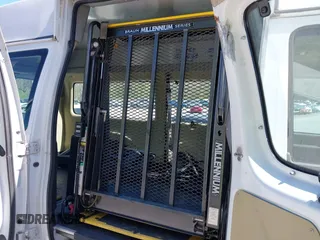 2008 Ford Econoline Cargo Commercial z VIN 1FTNE24W78DA10529, wystawiony jako IAAI lot #42030310 z przebiegiem 359 982 mil mil oraz . Historia ofert i sprzedaży dostępna na DreamBid. Obrazek 8.