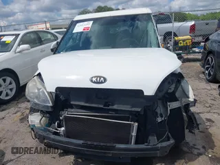 2013 Kia Soul + z VIN KNDJT2A63D7754484, wystawiony jako IAAI lot #42011255 z przebiegiem 219 117 mil mil oraz . Historia ofert i sprzedaży dostępna na DreamBid. Obrazek 13.