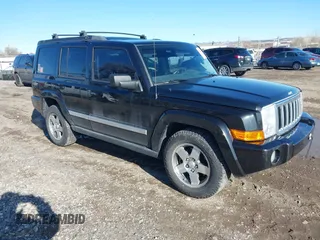 2010 Jeep Commander Sport z VIN 1J4RG4GK4AC158319, wystawiony jako IAAI lot #41824621 z przebiegiem 63 061 mil mil oraz . Historia ofert i sprzedaży dostępna na DreamBid. Obrazek 1.