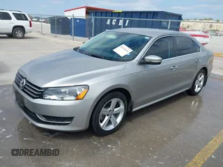 2014 Volkswagen Passat S z VIN 1VWAT7A33EC038497, wystawiony jako IAAI lot #41922616 z przebiegiem 110 509 mil mil oraz . Historia ofert i sprzedaży dostępna na DreamBid. Obrazek 17.
