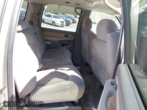 2000 Chevrolet Suburban LT with VIN 3GNFK16T0YG114431, listed as a IAAI auction lot 42059206 with 266,582 mi miles. Bid and sale history available at carsss.com. Image 8.