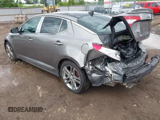2013 Kia Optima SX z VIN 5XXGR4A65DG120332, wystawiony jako IAAI lot #42323216 z przebiegiem Nie podano mil oraz . Historia ofert i sprzedaży dostępna na DreamBid. Obrazek 3.