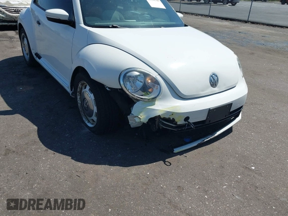 2015 Volkswagen Beetle Fleet Edition z VIN 3VWF17AT0FM655321, wystawiony jako IAAI lot #42386548 z przebiegiem 120 215 mil mil oraz . Historia ofert i sprzedaży dostępna na DreamBid. Obrazek 6.