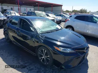2018 Toyota Camry LE z VIN 4T1B11HK3JU143239, wystawiony jako IAAI lot #41803554 z przebiegiem 82 742 mil mil oraz . Historia ofert i sprzedaży dostępna na DreamBid. Obrazek 1.