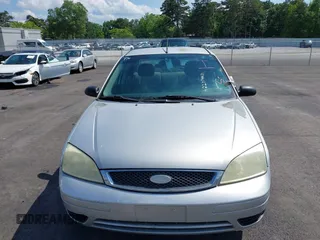 2006 Ford Focus S z VIN 1FAFP34N66W203290, wystawiony jako IAAI lot #42273443 z przebiegiem 193 482 mil mil oraz . Historia ofert i sprzedaży dostępna na DreamBid. Obrazek 6.