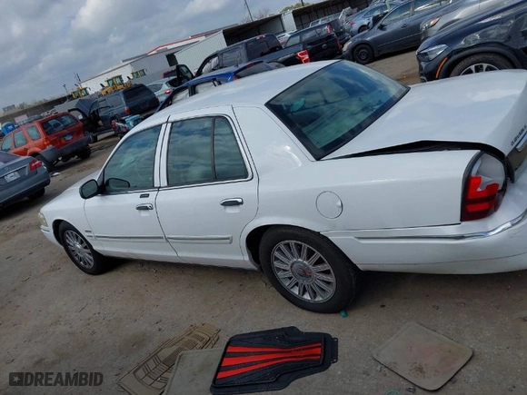 2009 Mercury Grand Marquis LS with VIN 2MEHM75V39X622111, listed as a IAAI auction lot 41509576 with 197,552 mi miles. Bid and sale history available at carsss.com. Image 14.