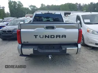2025 Toyota Tundra SR z VIN 5TFLA5DB9SX243982, wystawiony jako IAAI lot #42139822 z przebiegiem 9198 mil mil oraz . Historia ofert i sprzedaży dostępna na DreamBid. Obrazek 15.