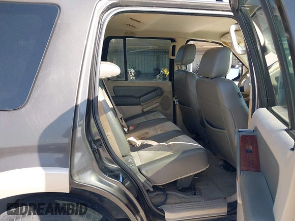 2006 Ford Explorer z VIN 1FMEU64E56UB52663, wystawiony jako IAAI lot #42002830 z przebiegiem 199 847 mil mil oraz . Historia ofert i sprzedaży dostępna na DreamBid. Obrazek 8.