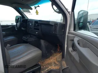 2011 Chevrolet Express Passenger LS z VIN 1GAWGPFG7B1119978, wystawiony jako IAAI lot #41437456 z przebiegiem 223 234 mil mil oraz . Historia ofert i sprzedaży dostępna na DreamBid. Obrazek 5.