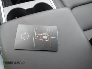 2022 Tesla Model Y Long Range z VIN 7SAYGDEE4NF315356, wystawiony jako IAAI lot #41571151 z przebiegiem 1 056 mil mil oraz . Historia ofert i sprzedaży dostępna na DreamBid. Obrazek 11.
