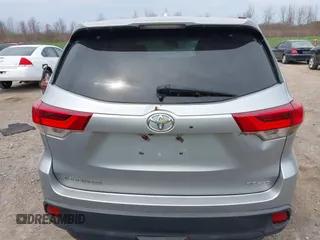 2018 Toyota Highlander SE with VIN 5TDJZRFH3JS903348, listed as a IAAI auction lot 42132056 with 115,384 mi miles and . Bid and sale history available at DreamBid. Image 17.