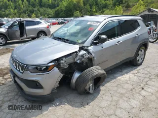 2022 Jeep Compass Latitude z VIN 3C4NJDBB8NT217332, wystawiony jako Copart lot #64526464 z przebiegiem Nie podano mil oraz Szkoda całkowita • Salvage title. Historia ofert i sprzedaży dostępna na DreamBid. Obrazek 1.
