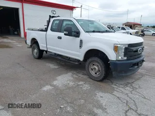 2018 Ford F-250 XL z VIN 1FT7X2B63JEC48075, wystawiony jako IAAI lot #42175871 z przebiegiem 156 360 mil mil oraz . Historia ofert i sprzedaży dostępna na DreamBid. Obrazek 1.