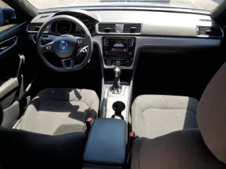 2017 Volkswagen Passat S z VIN 1VWAT7A38HC013566, wystawiony jako Copart lot #52431305 z przebiegiem 111 598 mil mil oraz Szkoda całkowita • Salvage title. Historia ofert i sprzedaży dostępna na DreamBid. Obrazek 8.