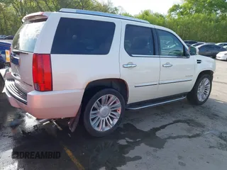2010 Cadillac Escalade Luxury z VIN 1GYUKBEF6AR122941, wystawiony jako IAAI lot #42081463 z przebiegiem 172 876 mil mil oraz . Historia ofert i sprzedaży dostępna na DreamBid. Obrazek 4.