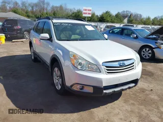 2010 Subaru Outback Premium z VIN 4S4BRCGCXA1349352, wystawiony jako IAAI lot #42108266 z przebiegiem 234 605 mil mil oraz . Historia ofert i sprzedaży dostępna na DreamBid. Obrazek 1.
