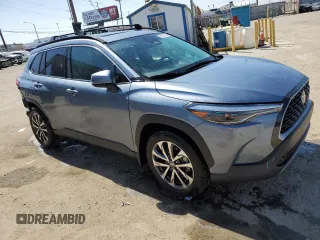 2023 Toyota Corolla Cross XLE z VIN 7MUDAAAG0PV063242, wystawiony jako Copart lot #52511585 z przebiegiem 10 695 mil mil oraz Szkody całkowita. Historia ofert i sprzedaży dostępna na DreamBid. Obrazek 4.