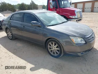 2005 Toyota Avalon XL z VIN 4T1BK36B55U002769, wystawiony jako IAAI lot #42059186 z przebiegiem 181 197 mil mil oraz . Historia ofert i sprzedaży dostępna na DreamBid. Obrazek 1.