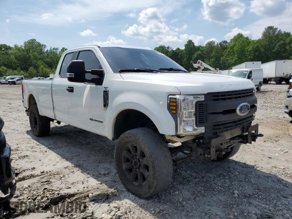 2018 Ford F-350 XL z VIN 1FT8X3BT7JEB52854, wystawiony jako Copart lot #54009315 z przebiegiem 155 297 mil mil oraz Szkody całkowita. Historia ofert i sprzedaży dostępna na DreamBid. Obrazek 4.
