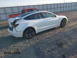 2019 Tesla Model 3 Mid Range z VIN 5YJ3E1EA8KF464681, wystawiony jako IAAI lot #42072104 z przebiegiem 83 451 mil mil oraz . Historia ofert i sprzedaży dostępna na DreamBid. Obrazek 4.