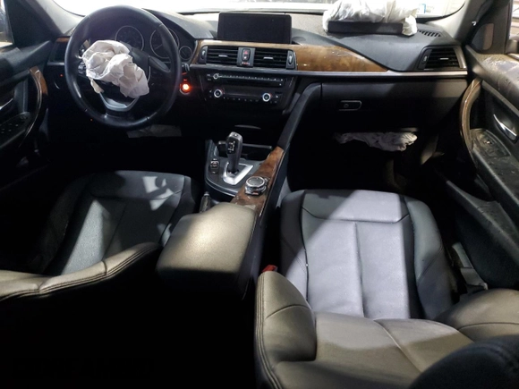 2015 BMW 3 Series 328i xDrive z VIN WBA3B5C55FF961191, wystawiony jako Copart lot #54799805 z przebiegiem 102 979 mil mil oraz Nie do naprawy • Non repairable. Historia ofert i sprzedaży dostępna na DreamBid. Obrazek 8.