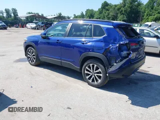 2022 Toyota Corolla Cross XLE z VIN 7MUDAABG4NV004836, wystawiony jako IAAI lot #42546573 z przebiegiem 23 821 mil mil oraz . Historia ofert i sprzedaży dostępna na DreamBid. Obrazek 3.