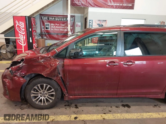 2018 Toyota Sienna XLE Auto Access Seat with VIN 5TDYZ3DC8JS935926, listed as a IAAI auction lot 41630567 with 105,224 mi miles. Bid and sale history available at carsss.com. Image 14.