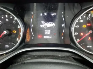 2020 Jeep Compass Altitude z VIN 3C4NJCBBXLT108507, wystawiony jako Copart lot #81733784 z przebiegiem 69 859 mil mil oraz Szkody całkowita. Historia ofert i sprzedaży dostępna na DreamBid. Obrazek 9.