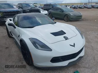 2017 Chevrolet Corvette Grand Sport 2LT z VIN 1G1YY2D77H5117595, wystawiony jako IAAI lot #40302949 z przebiegiem Nie podano mil oraz . Historia ofert i sprzedaży dostępna na DreamBid. Obrazek 1.