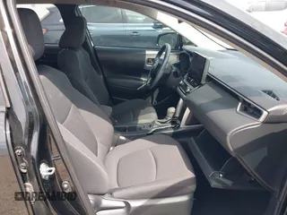 2024 Toyota Corolla Cross LE z VIN 7MUCAAAG8RV083172, wystawiony jako IAAI lot #42049180 z przebiegiem 26 642 mil mil oraz . Historia ofert i sprzedaży dostępna na DreamBid. Obrazek 5.