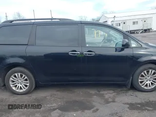 2017 Toyota Sienna XLE Auto Access Seat with VIN 5TDYZ3DC4HS886380, listed as a IAAI auction lot 41819662 with 382,793 mi miles. Bid and sale history available at carsss.com. Image 13.
