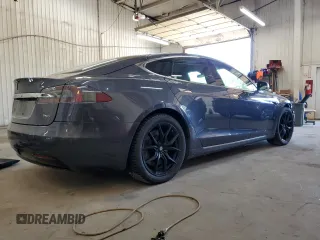2018 Tesla Model S 75D z VIN 5YJSA1E28JF281649, wystawiony jako Copart lot #62399185 z przebiegiem 93 792 mil mil oraz Szkoda całkowita • Salvage title. Historia ofert i sprzedaży dostępna na DreamBid. Obrazek 3.