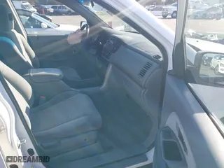 2005 Honda Pilot LX with VIN 2HKYF18165H556716, listed as a IAAI auction lot 41705657 with 177,100 mi miles. Bid and sale history available at carsss.com. Image 5.